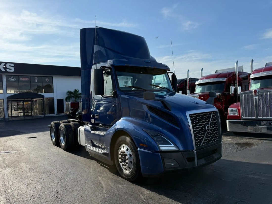 2020 Volvo Commercial VNL VNL 300 Day Cab in Miami, FL, United States 3 - 18541362