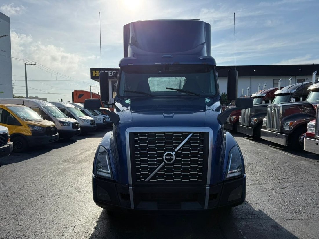 2020 Volvo Commercial VNL VNL 300 Day Cab in Miami, FL, United States 2 - 18541362