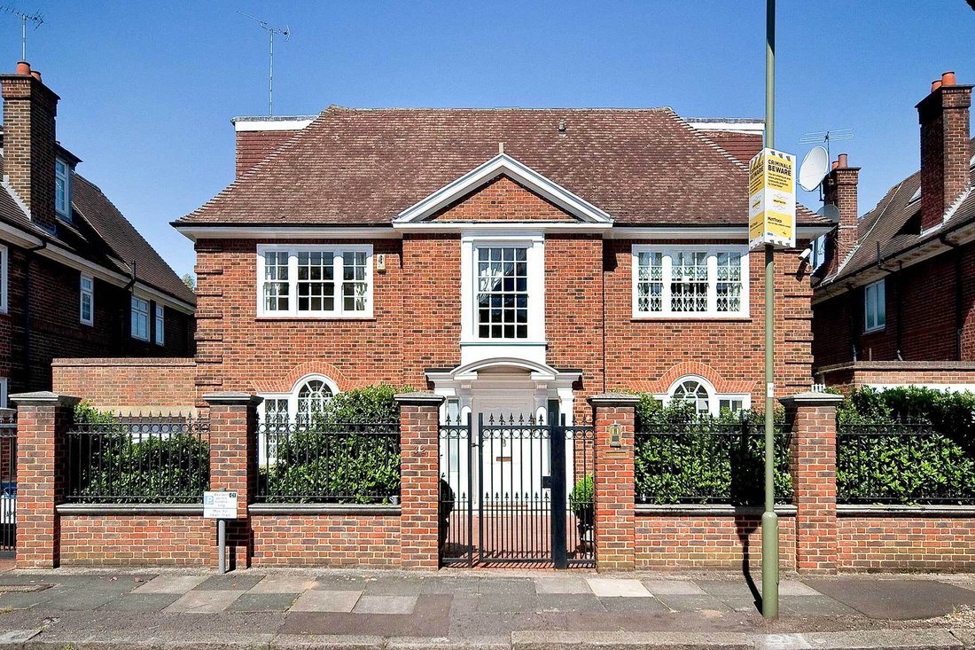 House in Barnet, England 1 - 18542118