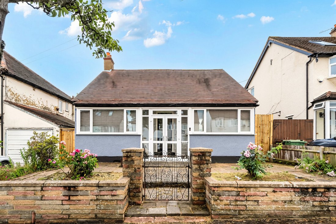 House in London Borough of Sutton, England 1 - 18107256