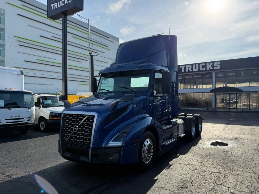 2020 Volvo Commercial VNL VNL 300 Day Cab in Miami, FL, United States 1 - 18541362