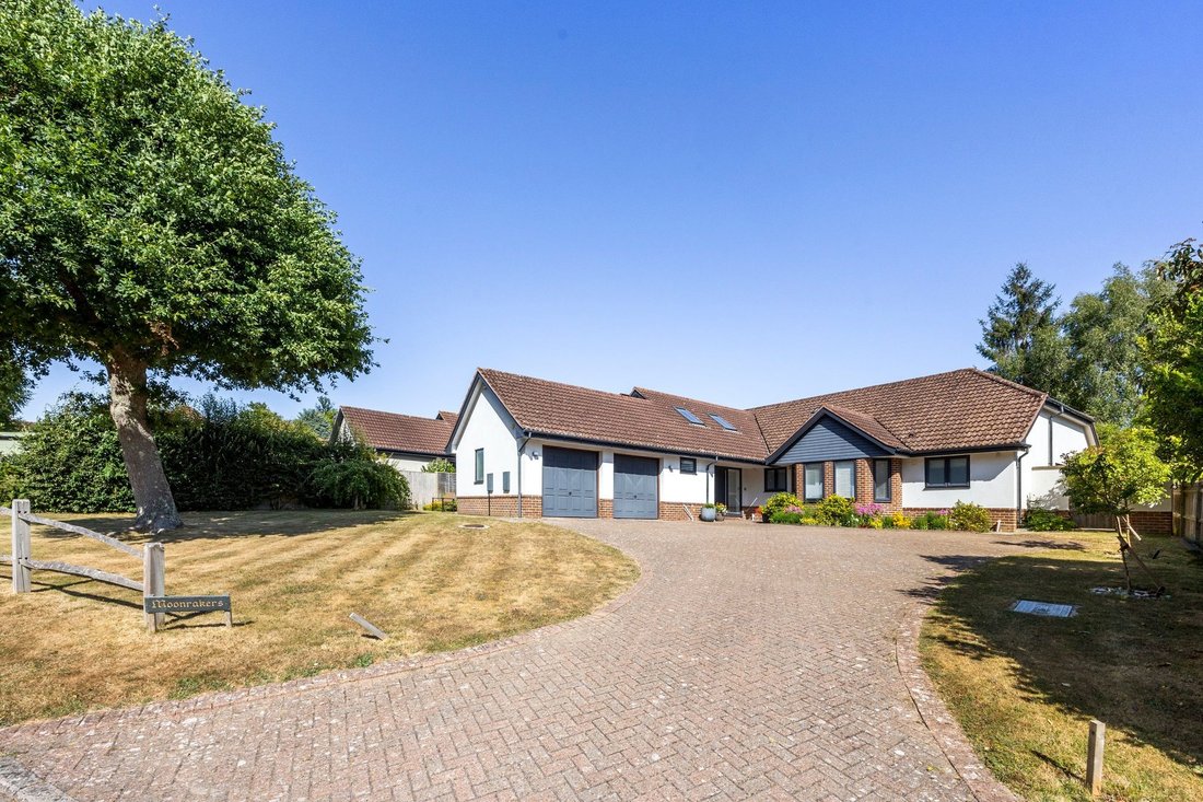 Bungalow in West Chiltington, England 1 - 18543777