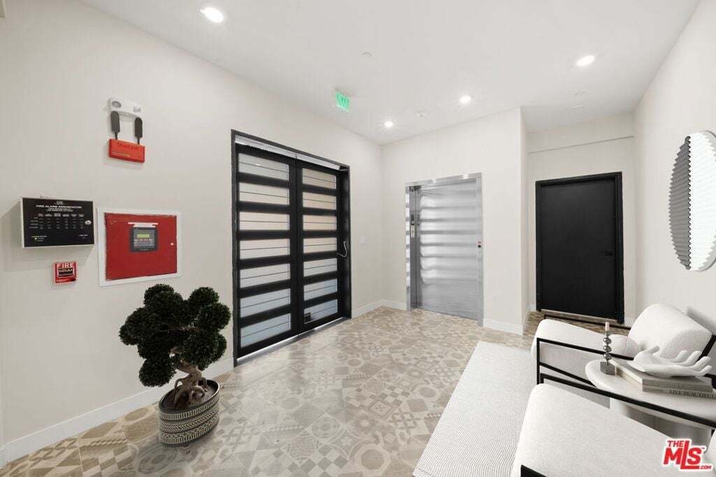 Los Angeles, California, United States 3 - 18542165