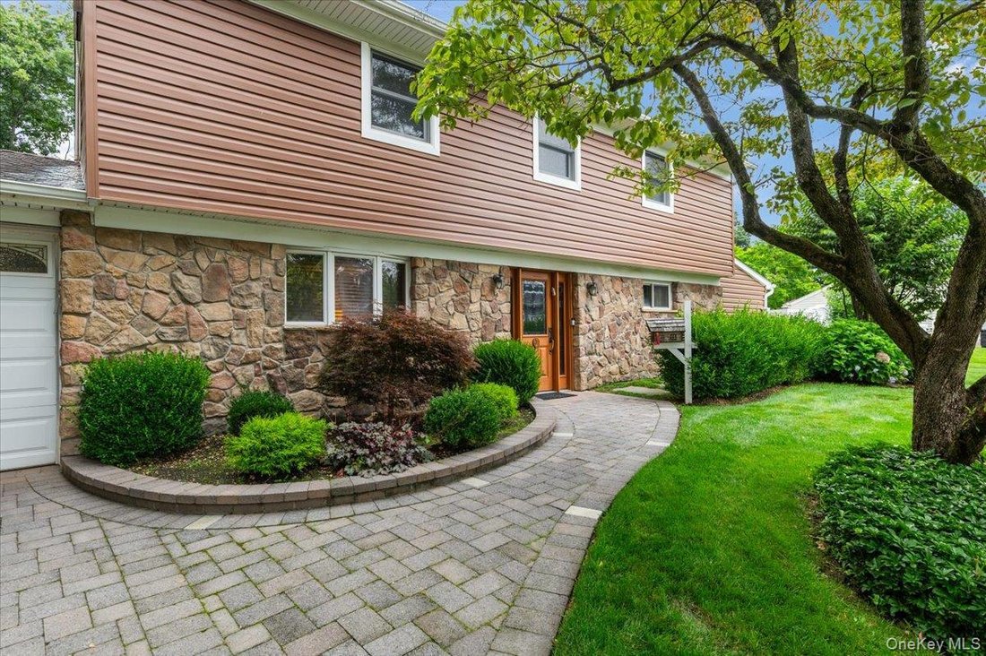 House in Old Bethpage, New York, United States 3 - 18542301