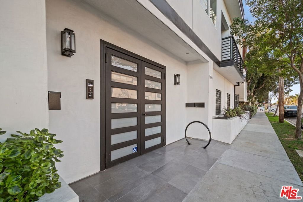 Los Angeles, California, United States 2 - 18542165