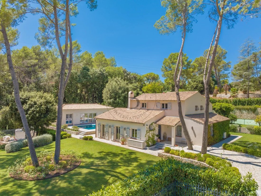 Villa in Mougins, Provence-Alpes-Côte d'Azur, France 1 - 17539908