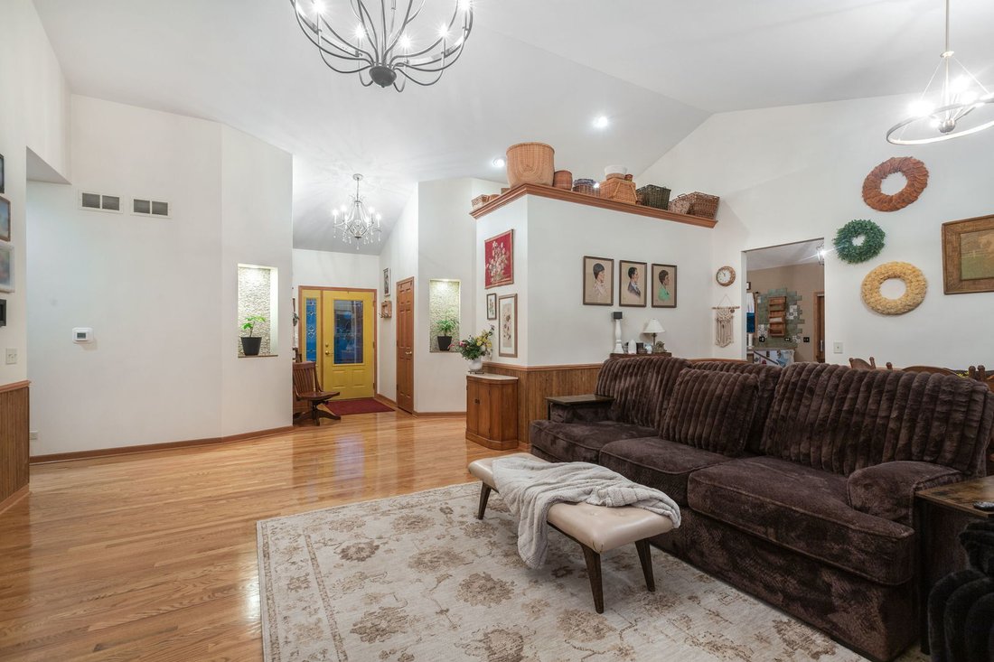 House in Fox Lake, Illinois, United States 4 - 18543008