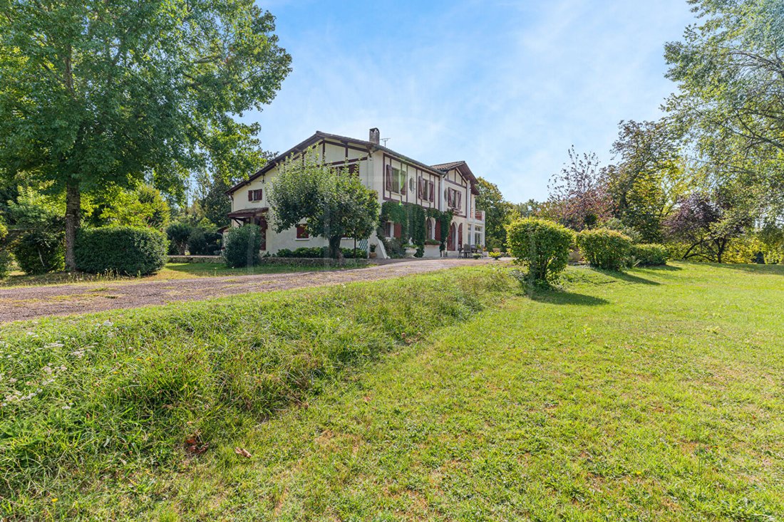 Villa in Guitres, Nouvelle-Aquitaine, France 1 - 18542527