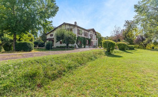 Villa in Guitres, Nouvelle-Aquitaine, France 1