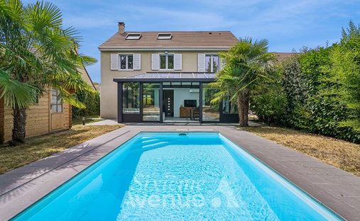 Villa in Nord, Saint-Germain-les-Corbeil, France 1