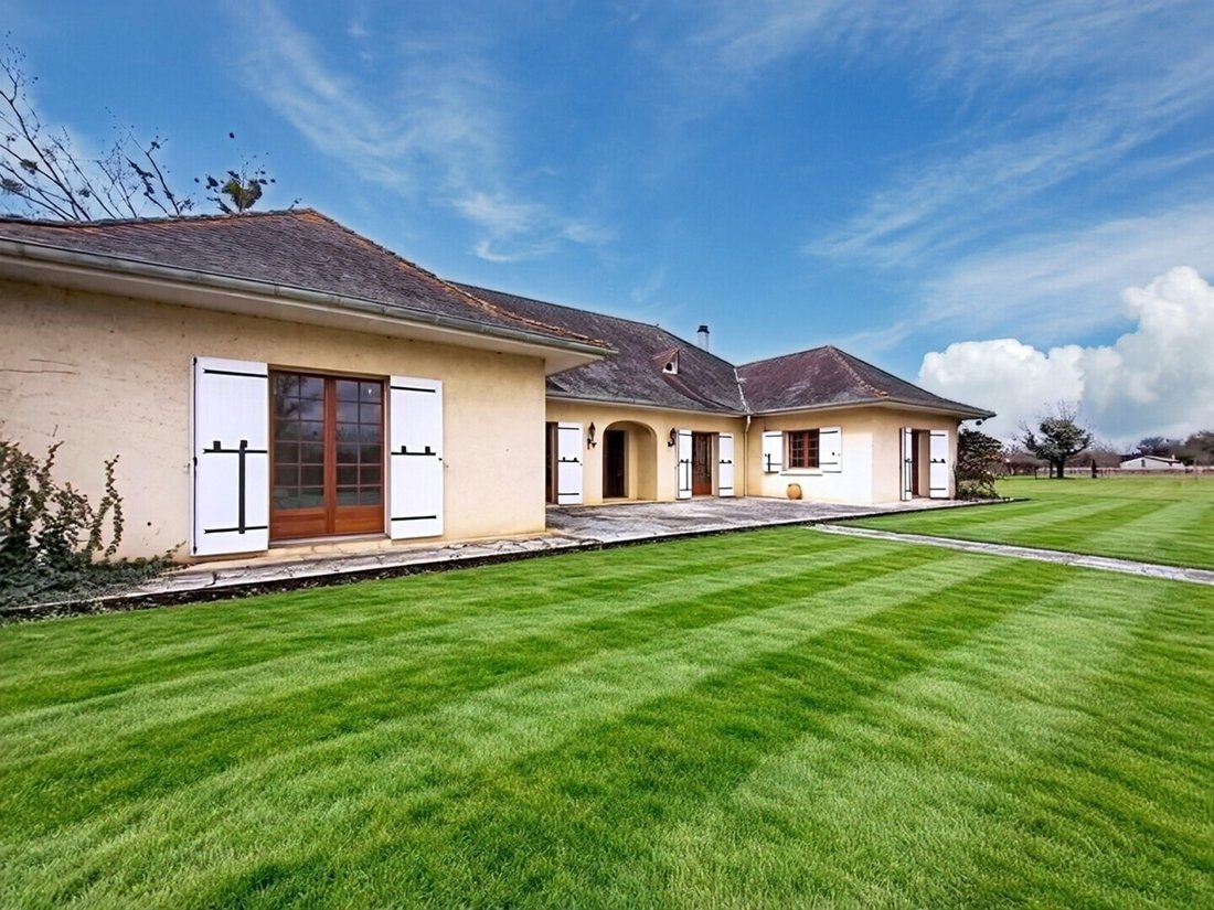 Villa in Saint-Denis-de-Pile, Nouvelle-Aquitaine, France 1 - 18544179