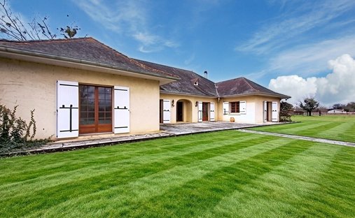 Villa in Saint-Denis-de-Pile, Nouvelle-Aquitaine, France 1