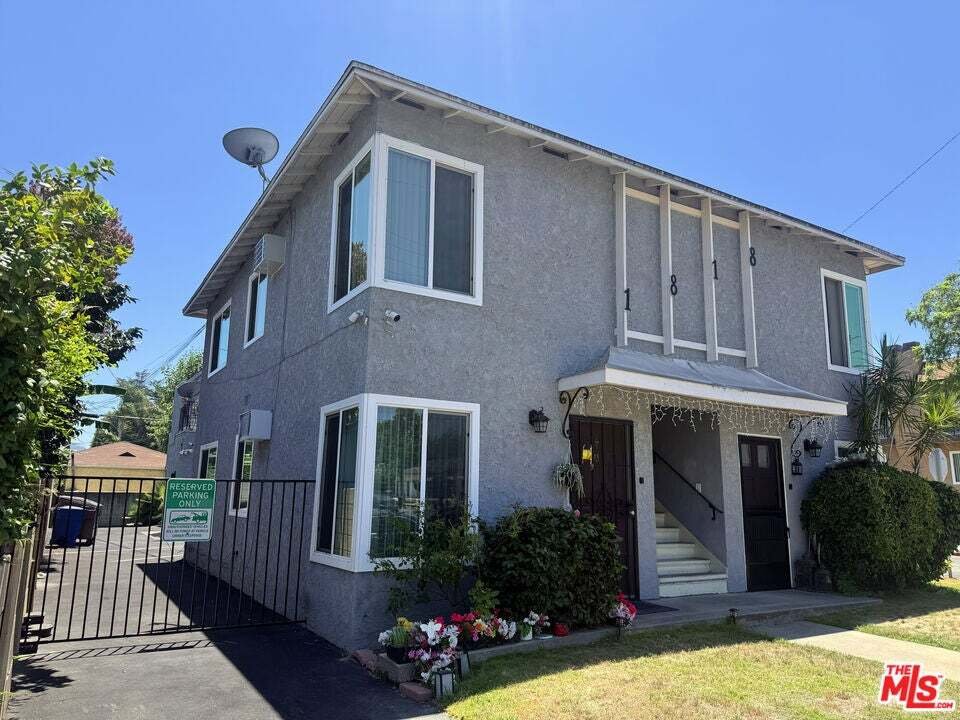 Burbank, California, United States 5 - 18542170