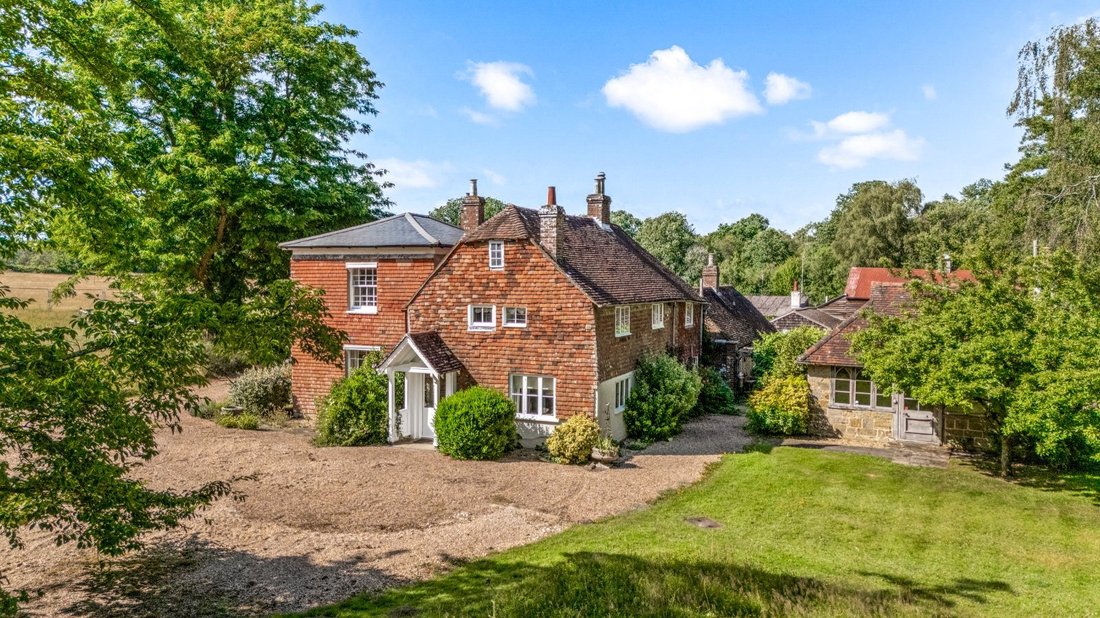 House in Walstead, Copthorne, England 1 - 18539965