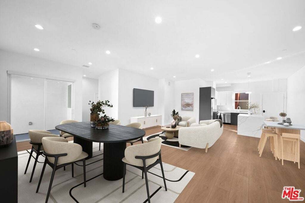 Los Angeles, California, United States 5 - 18542165
