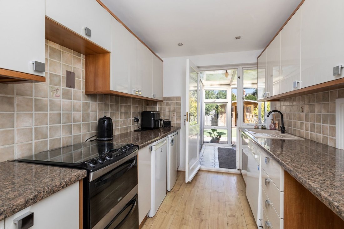 House in Broadbridge Heath, England 4 - 18540731