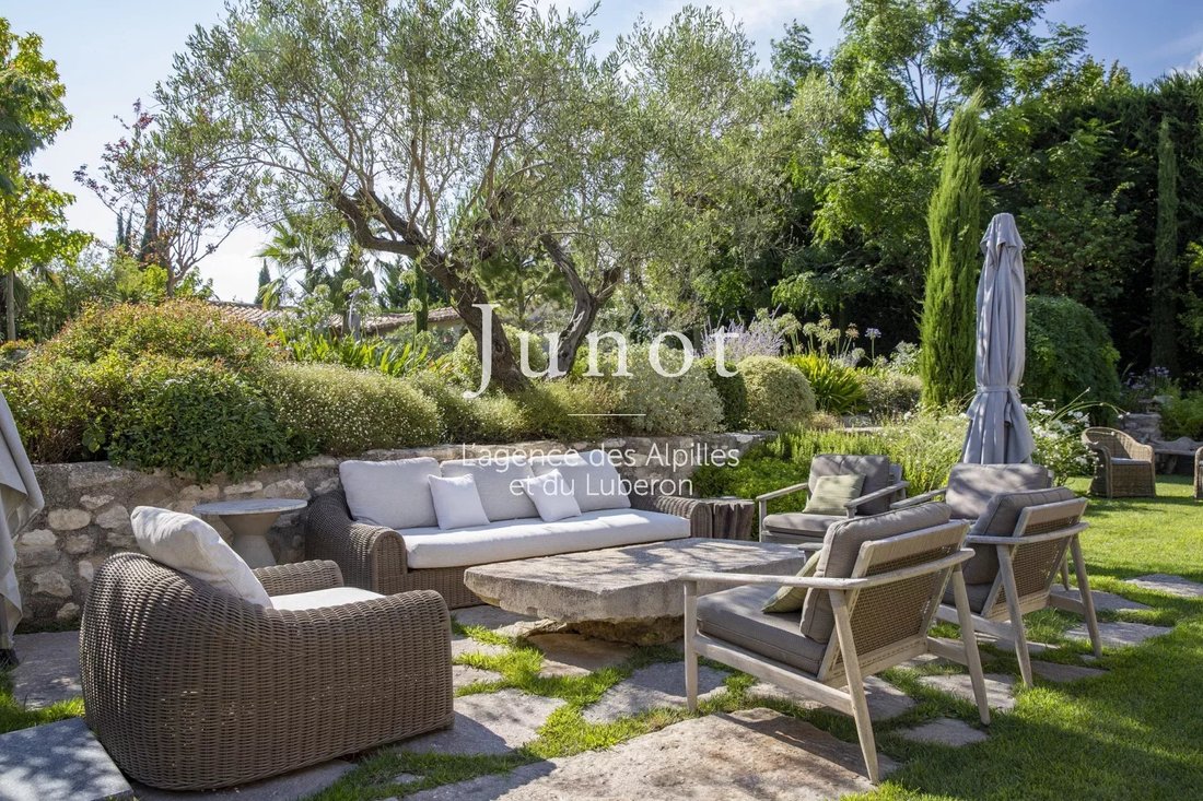 Estate in Paradou, Provence-Alpes-Côte d'Azur, France 4 - 18541265