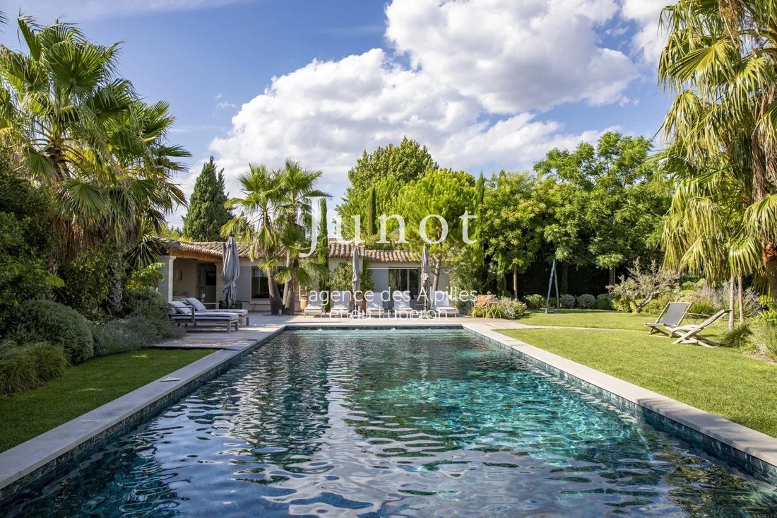 Estate in Paradou, Provence-Alpes-Côte d'Azur, France 1 - 18541265