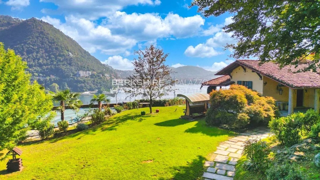 Villa in Western Lake Center, Como, Lombardy 1 - 18541432