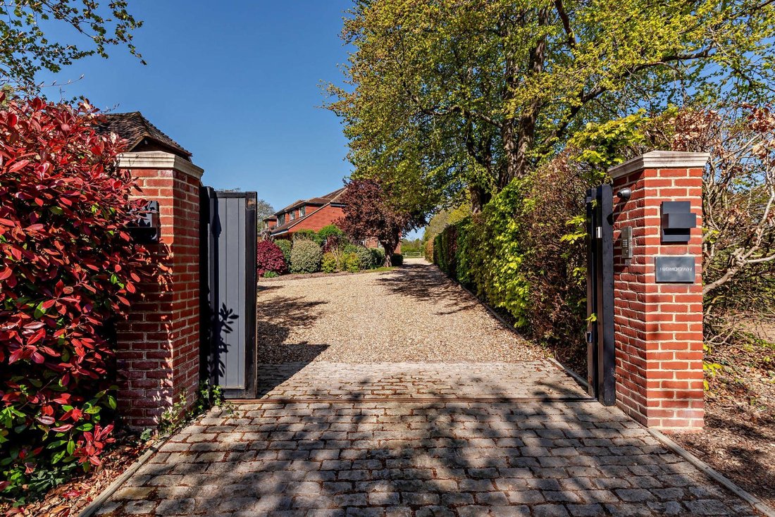 House in Barns Green, England 3 - 17860906