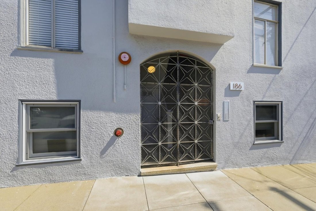 San Francisco, California, United States 4 - 18542802
