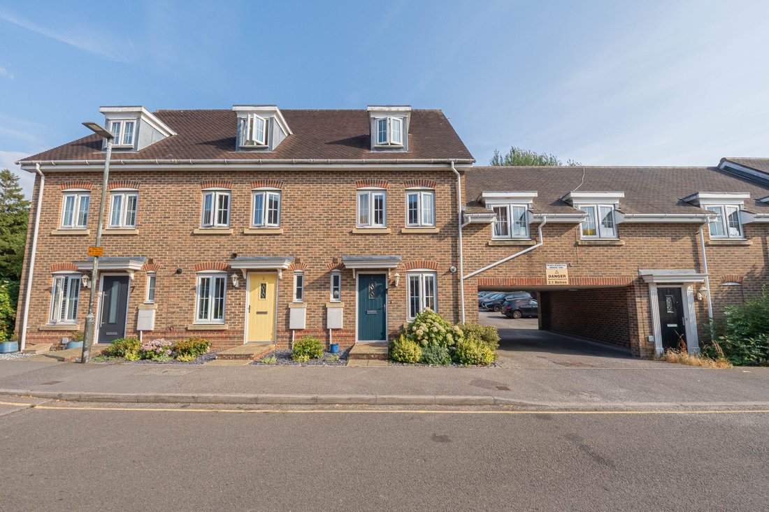 House in Haywards Heath, England 1 - 18540850