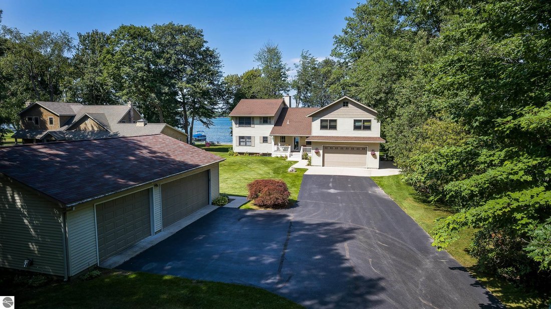 House in Honor, Michigan, United States 5 - 18541713