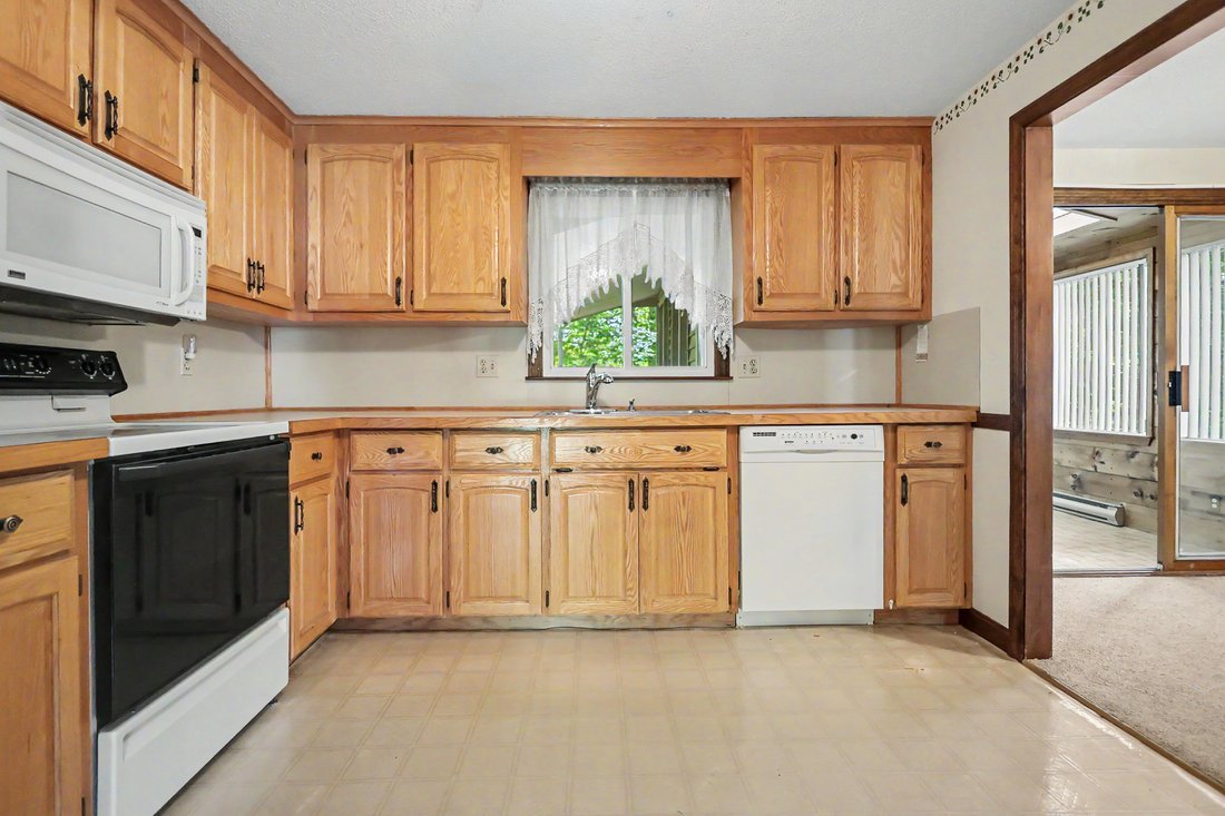 House in Methuen, Massachusetts, United States 4 - 18543712