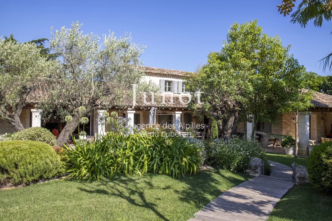 Estate in Paradou, Provence-Alpes-Côte d'Azur, France 2 - 18541265