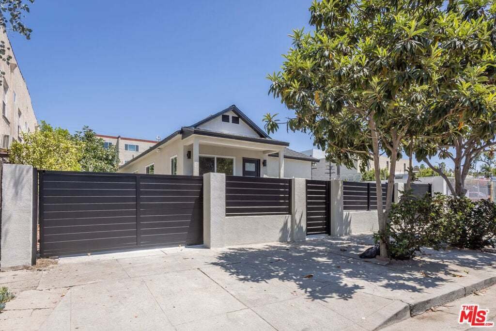 Los Angeles, California, United States 1 - 18542178