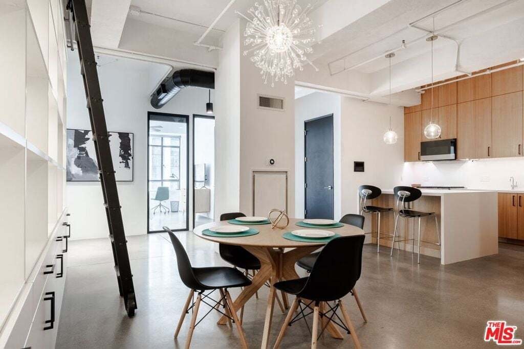 Condo in Los Angeles, California, United States 5 - 18542196