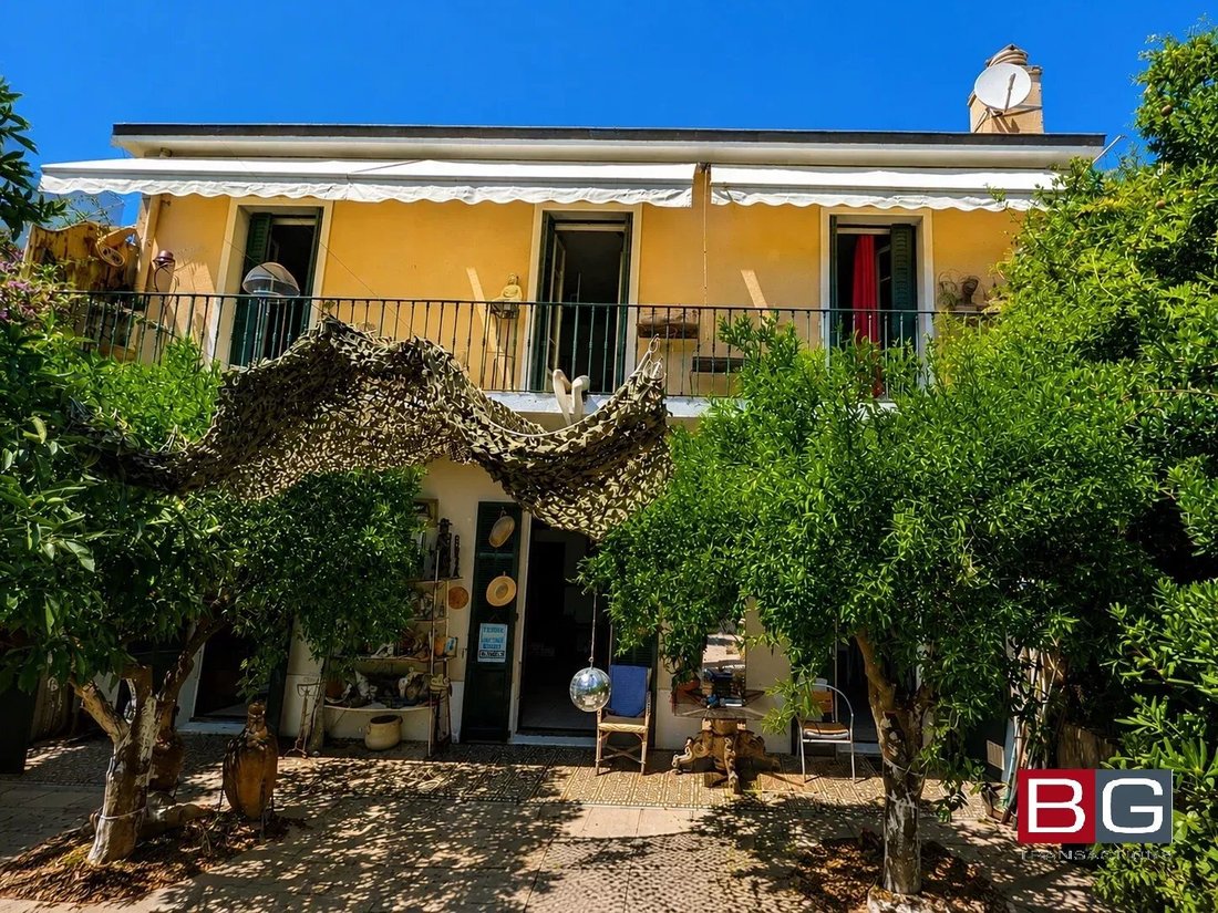 Villa in Antibes, Provence-Alpes-Côte d'Azur, France 1 - 18526631
