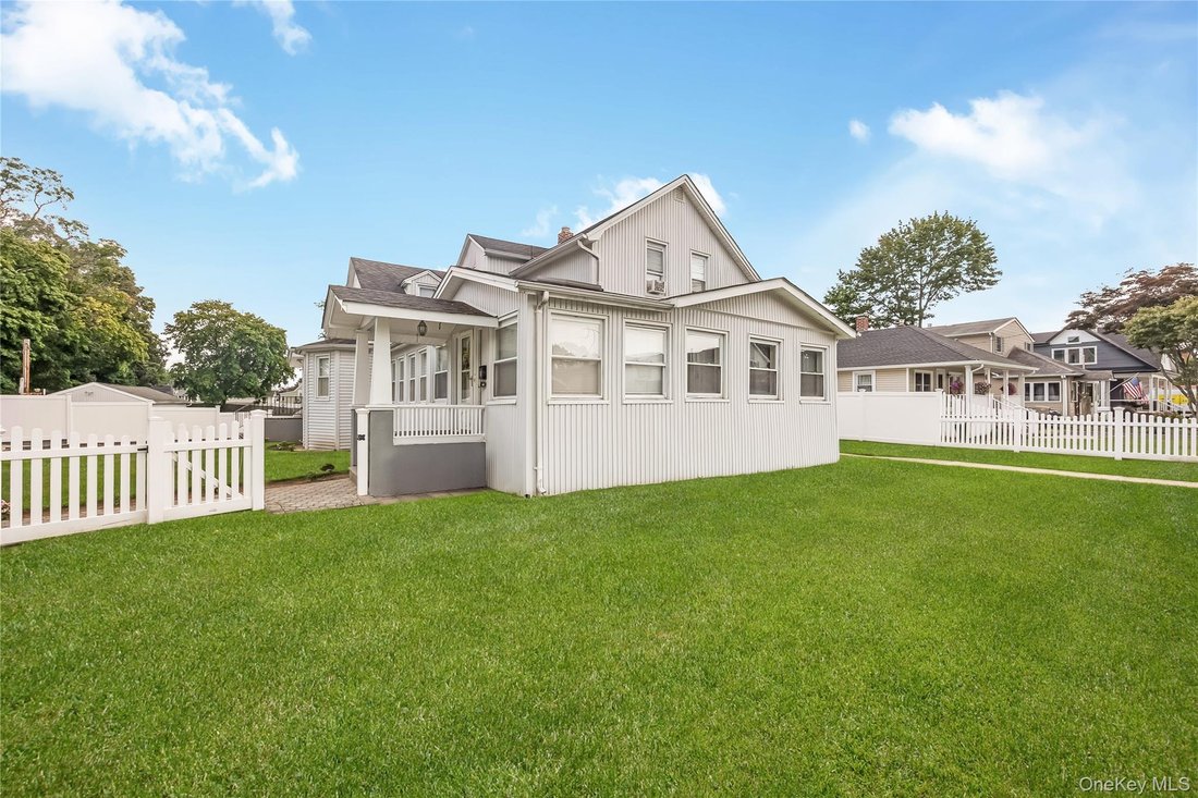 House in West Babylon, New York, United States 4 - 18544035
