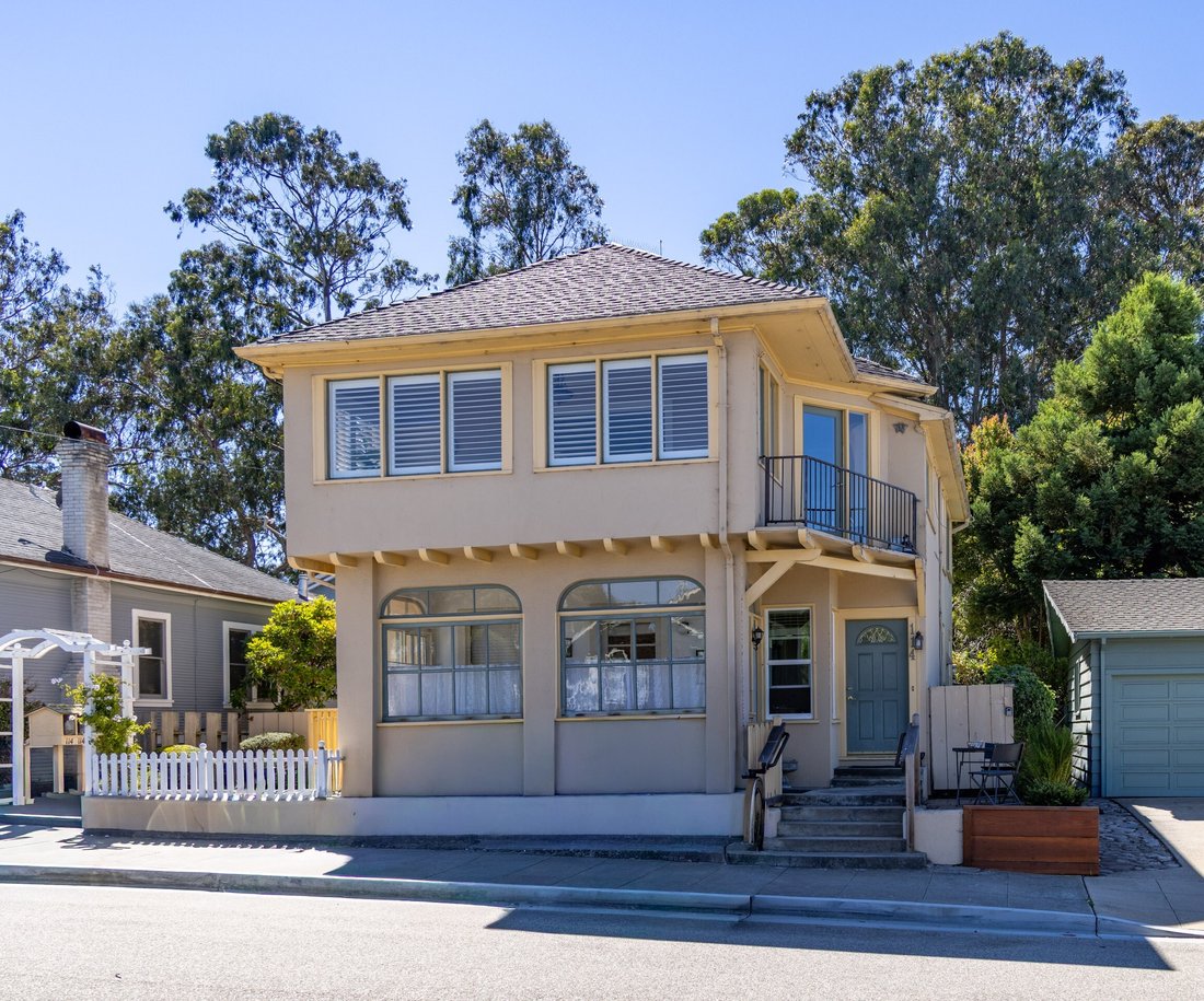 Pacific Grove, California, United States 1 - 18125674