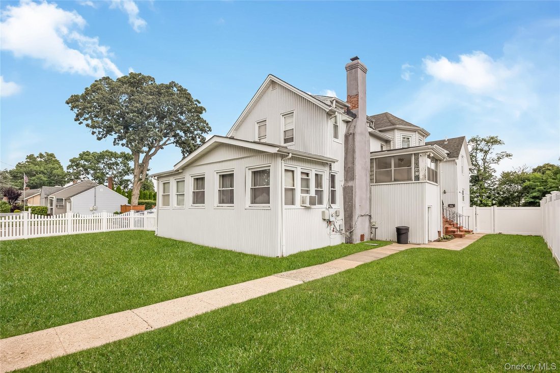 House in West Babylon, New York, United States 3 - 18544035