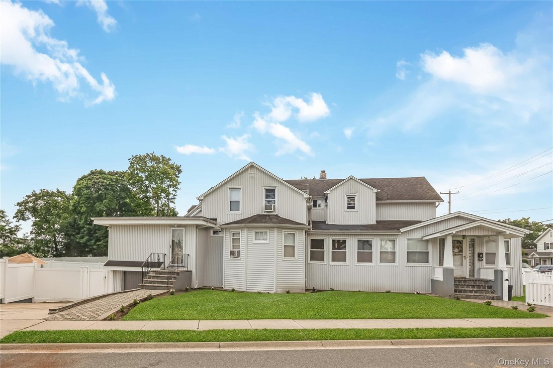 House in West Babylon, New York, United States 1 - 18544035