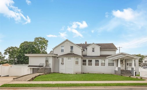 House in West Babylon, New York, United States 1