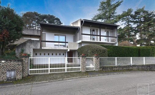 Villa in Centre et Sud Est, Saint-Didier-au-Mont-d'Or, France 1