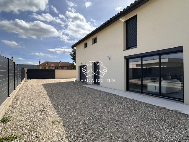 Villa in Decines-Charpieu, Auvergne-Rhône-Alpes, France 1 - 18514680