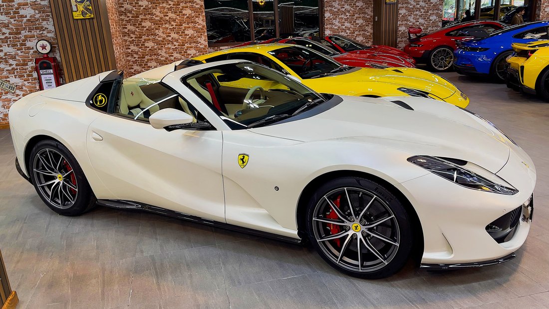 Cabriolet in Dubai, United Arab Emirates 3 - 18544671