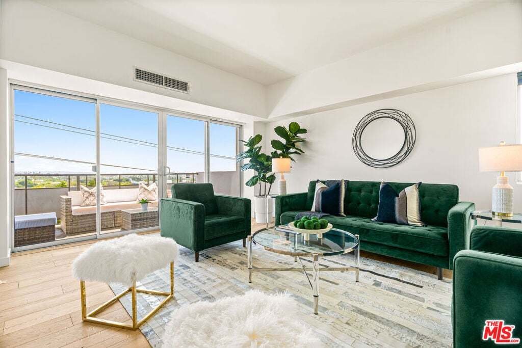 Condo in Los Angeles, California, United States 3 - 18545145