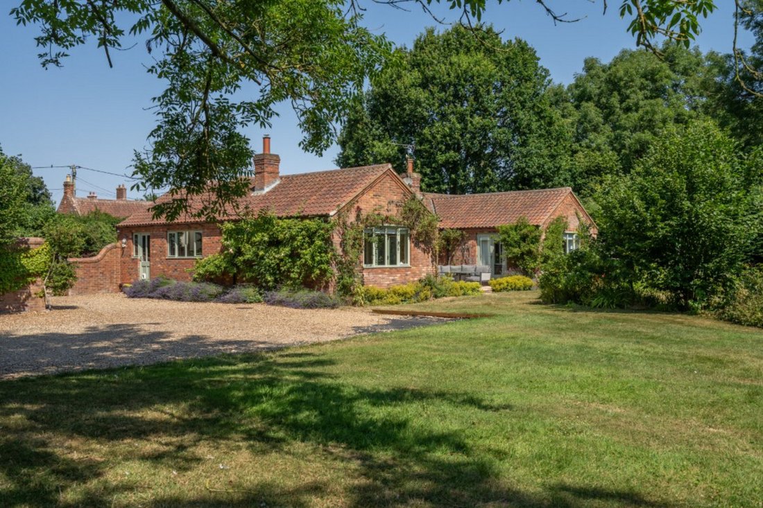 Bungalow in Oulton, England 1 - 18545827