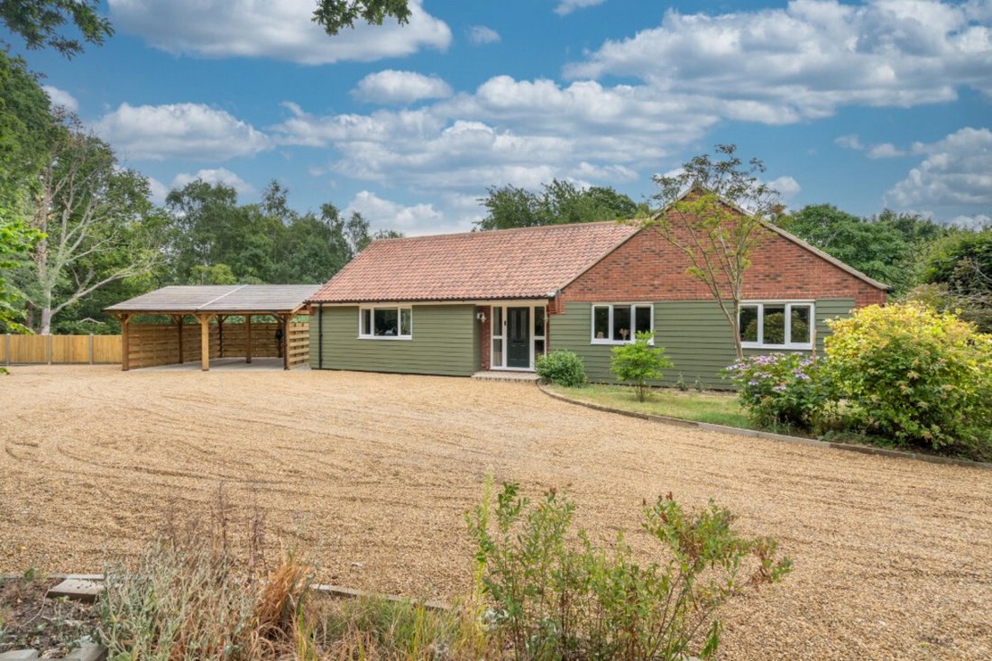 Bungalow in Norfolk, England 1 - 18545837