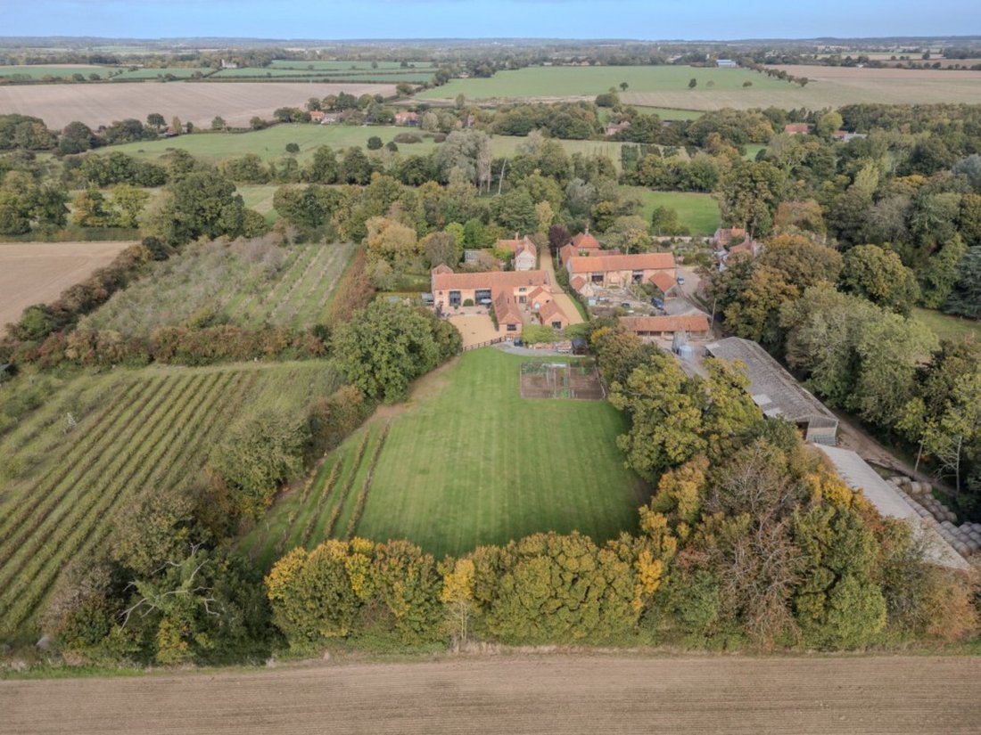 Erpingham, England 3 - 18545543
