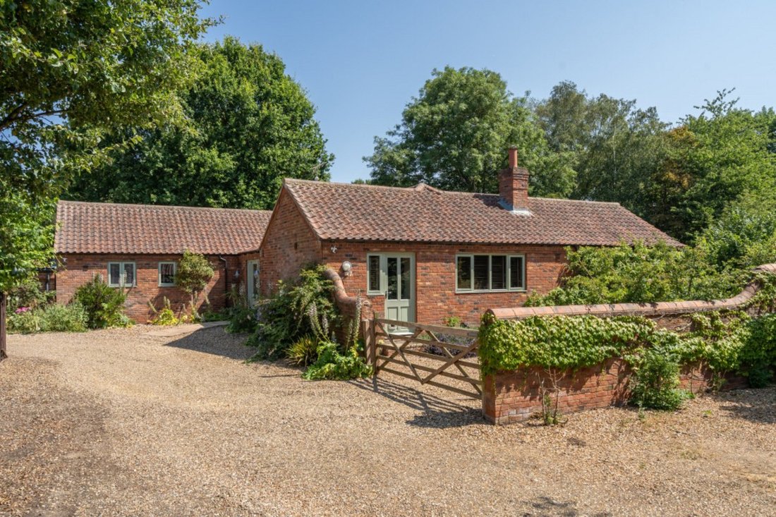 Bungalow in Oulton, England 1 - 18545827
