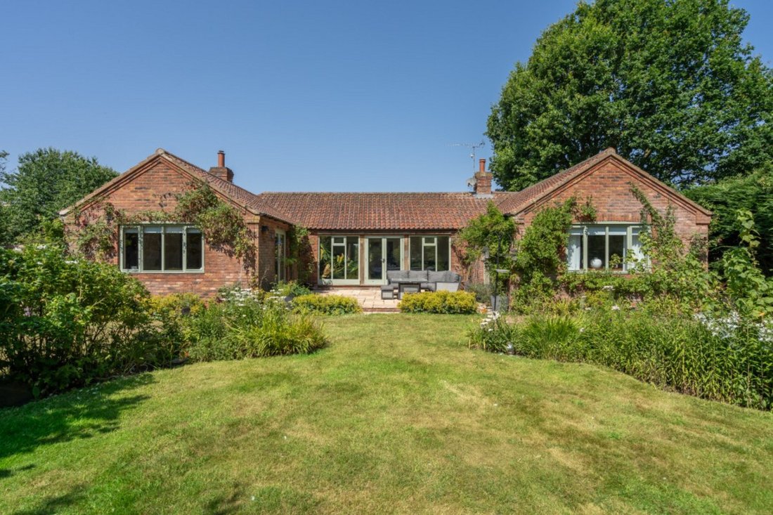 Bungalow in Oulton, England 2 - 18545827