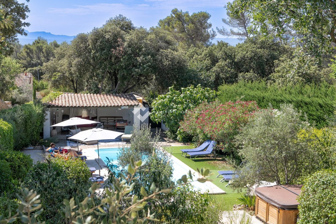 Villa in Saint-Marc-Jaumegarde, Provence-Alpes-Côte d'Azur, France 1 - 18398097