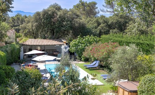 Villa in Saint-Marc-Jaumegarde, Provence-Alpes-Côte d'Azur, France 1