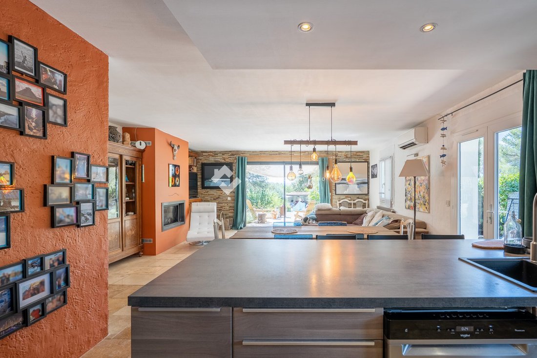 Villa in Saint-Marc-Jaumegarde, Provence-Alpes-Côte d'Azur, France 3 - 18398097