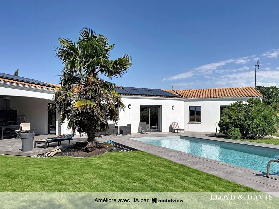 House in Saint-Sulpice-de-Royan, Nouvelle-Aquitaine, France 1 - 18544822
